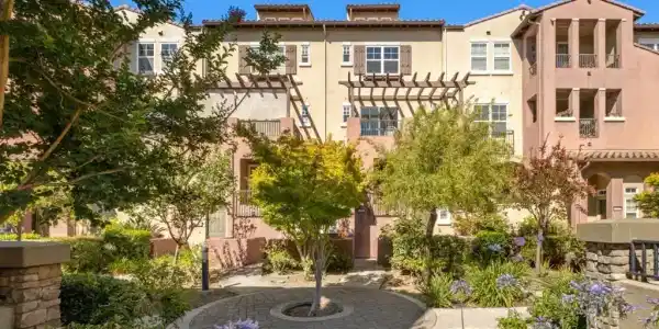 1241 Avenida Las Brisas