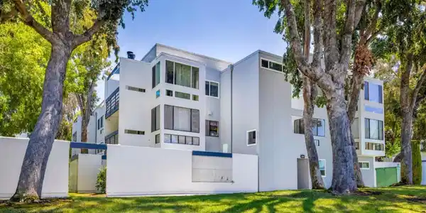 1033 Shell Boulevard