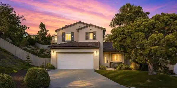 6056 Paseo Pradera