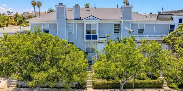 211 Dahlia Ave.