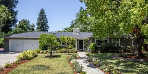 15 Lloyden Drive