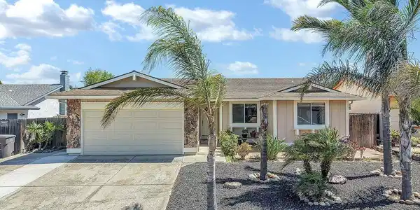979 Walnut Dr