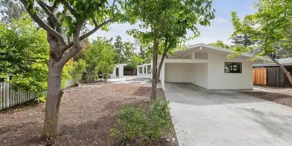 1046 Metro Circle