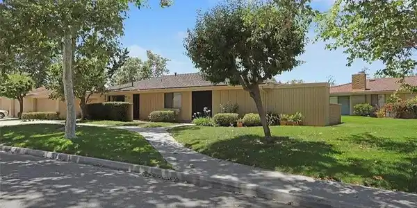 27541 Avenida Larga