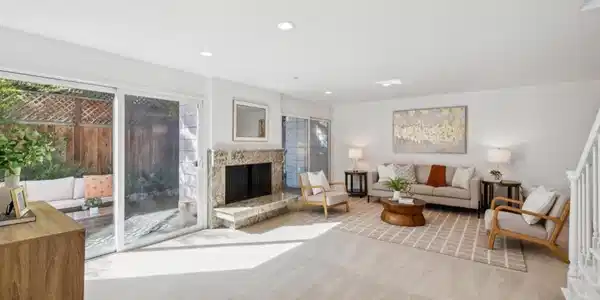 64 Los Altos Square