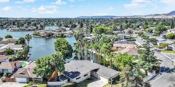 8 N Lake Dr