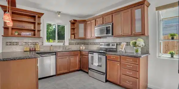 144 Roslyn Dr