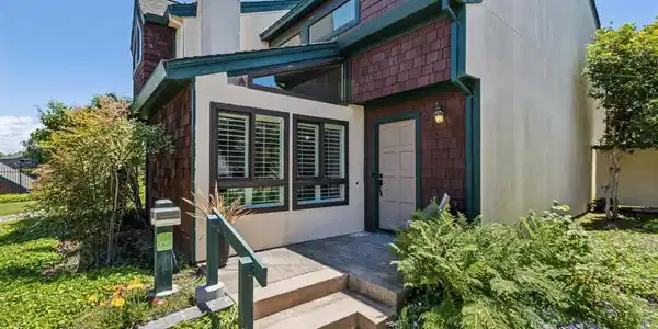 710 Lagunaria Ln