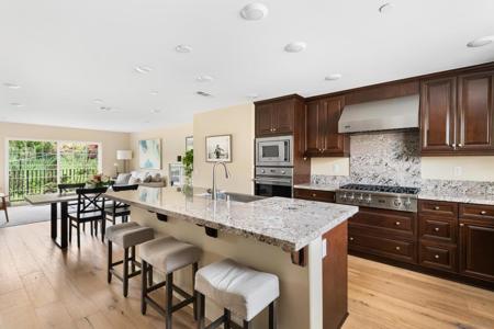 2406 Torrey Pines Rd