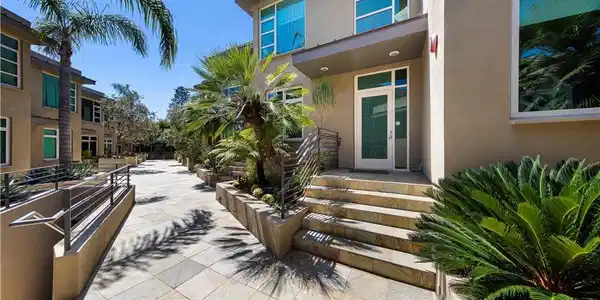 1569 N Coast Highway