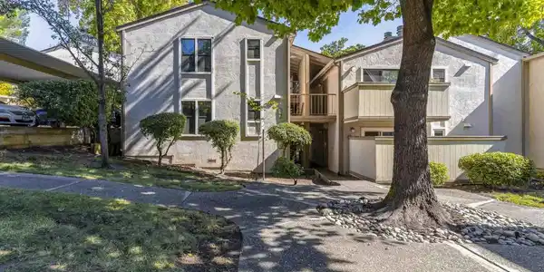 385 Camelback Rd
