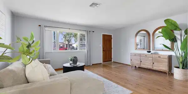 122 E Palomar Street