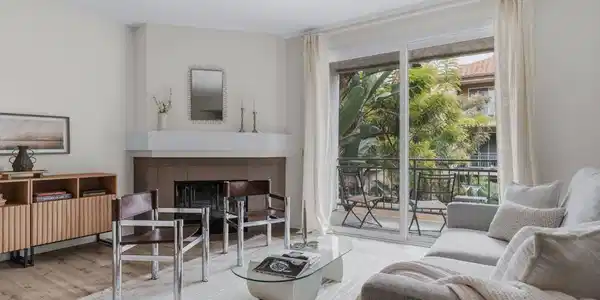 2150 Camino De La Reina
