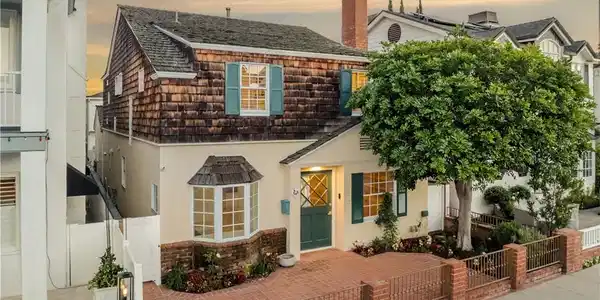 220 Apolena Avenue