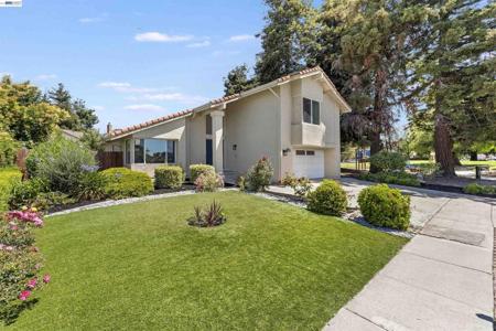 4216 Warbler Loop