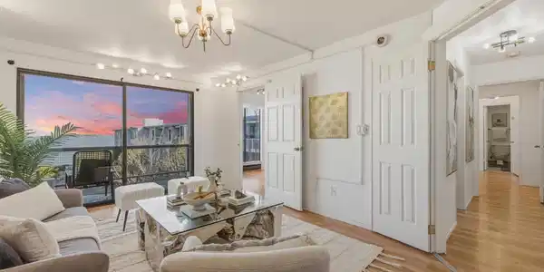 6 Commodore Dr