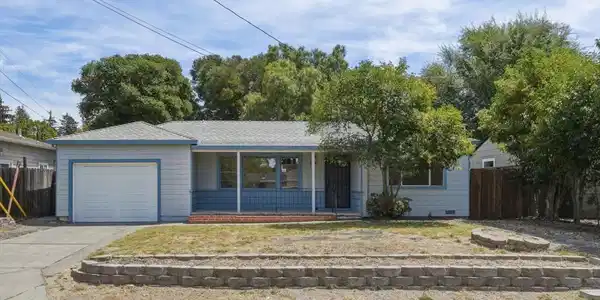3712 Los Flores Ave