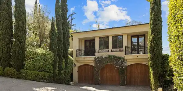 587 Entrada Drive