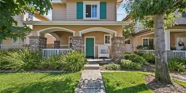 230 E Pleasant Valley