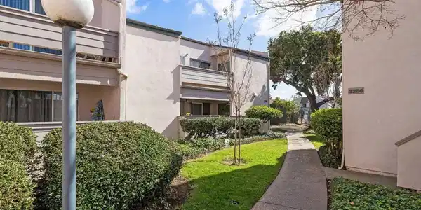 3282 Ashford Street