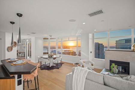 700 W Harbor