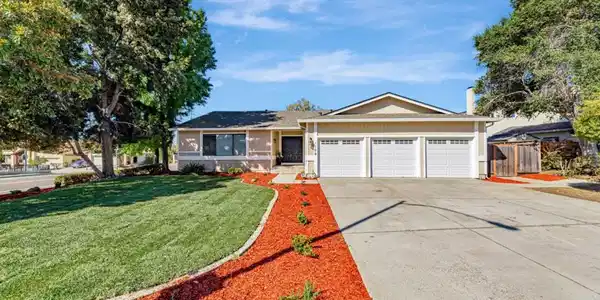 1109 El Camino Higuera