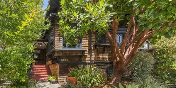 2121 Carleton St