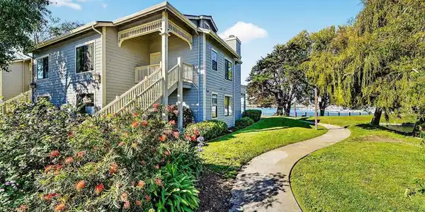 162 Lakeshore Ct