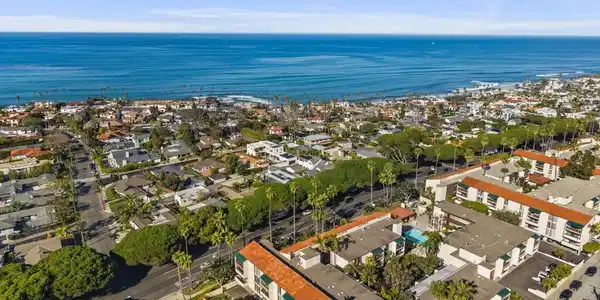 6333 La Jolla Boulevard