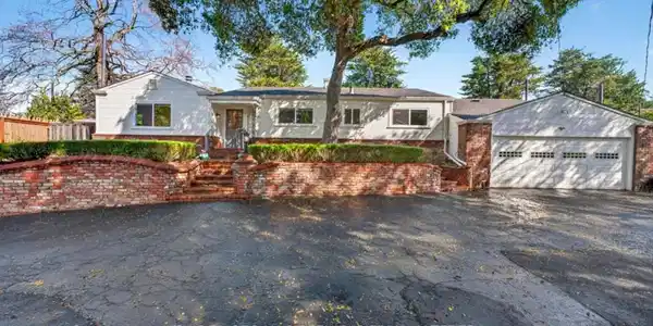 69 Hollins Drive