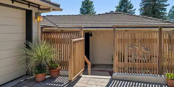 98 Fairlawn Dr