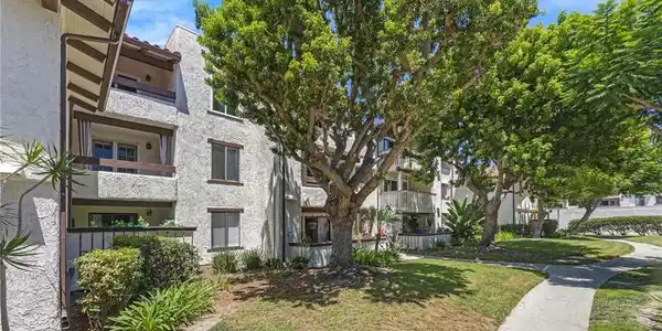 21372 Brookhurst