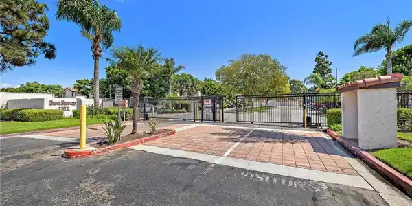 21372 Brookhurst