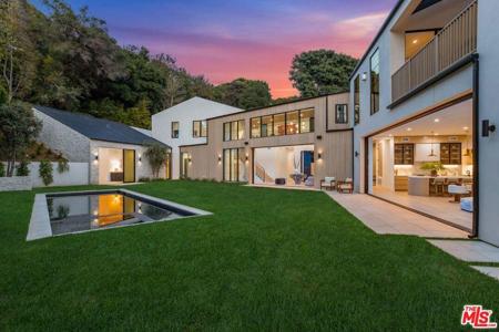 1749 Mandeville Lane