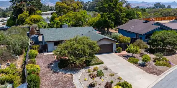 1340 Bay Oaks