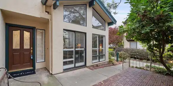 510 Lagunaria Lane