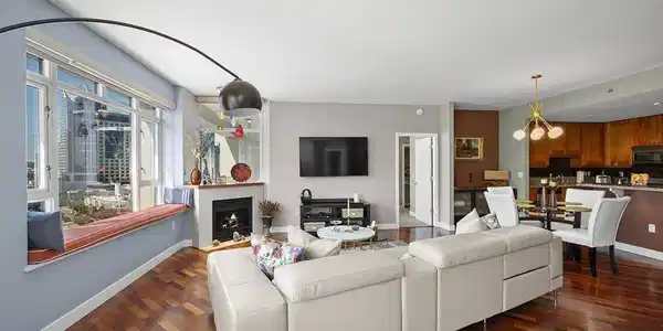 700 W Harbor