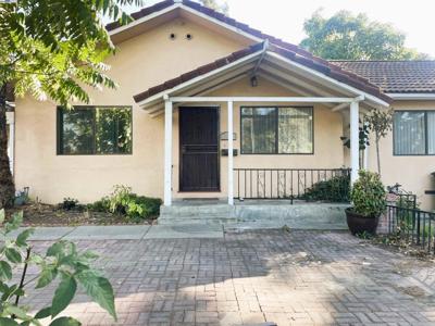 1913 W Middlefield Rd