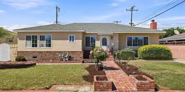 823 W Roderick Avenue