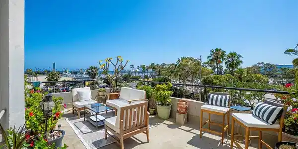 800 E Ocean Boulevard