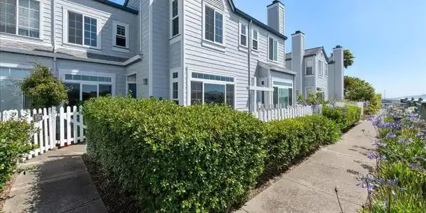 609 Commodore Dr