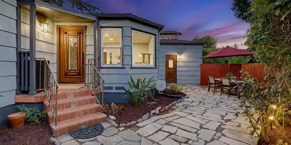3381 N Mountain View