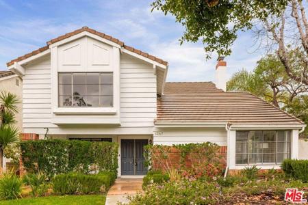 1387 Avenida De Cortez