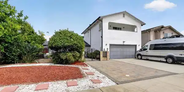 2089 Avenida De Las Flores