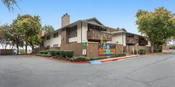 2405 Sunny Ln