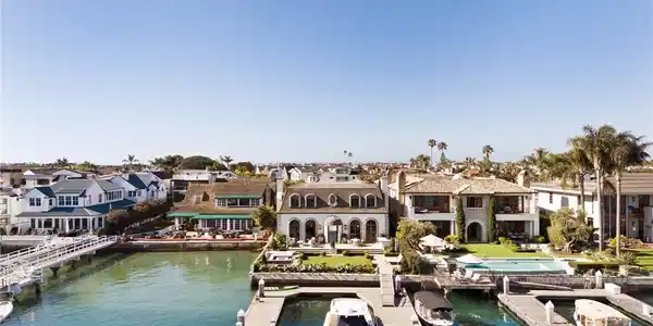 2116 E Balboa Boulevard