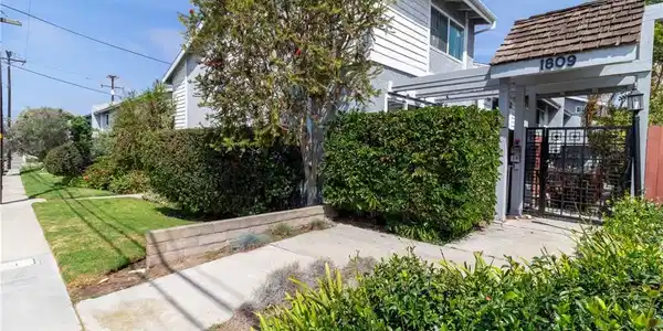 1809 Armour Lane