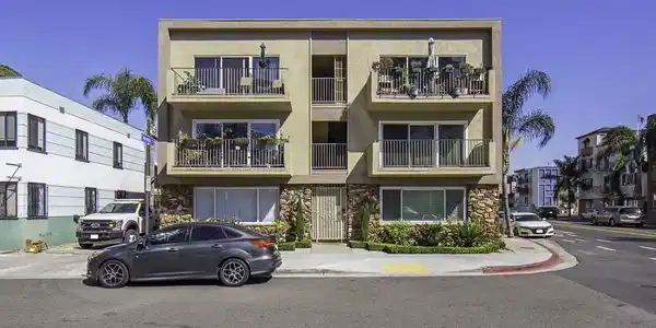 21 Alamitos
