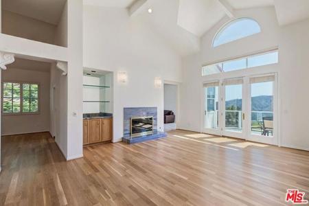 2030 Palisades Drive