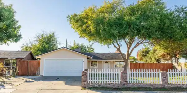 2 Salisbury Dr